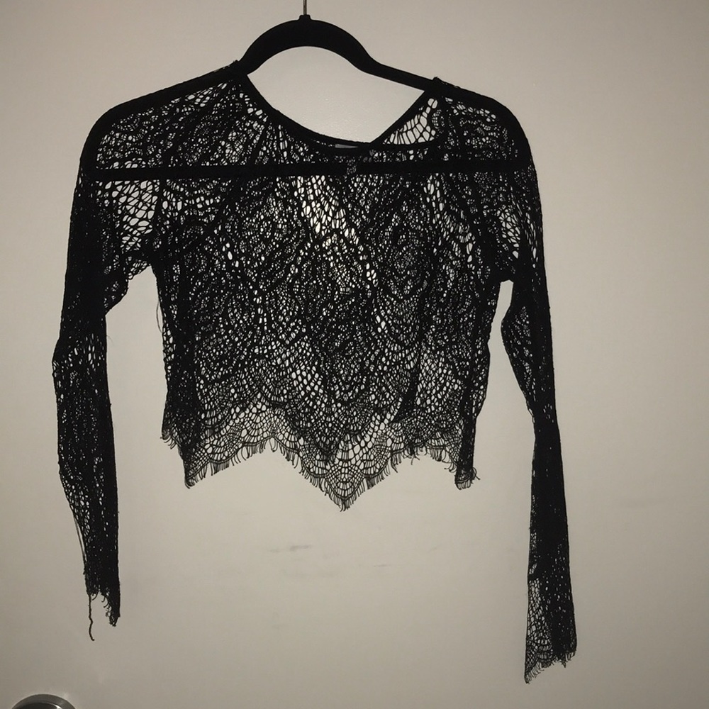 TOBI BLACK LACE LONG SLEEVE CROP